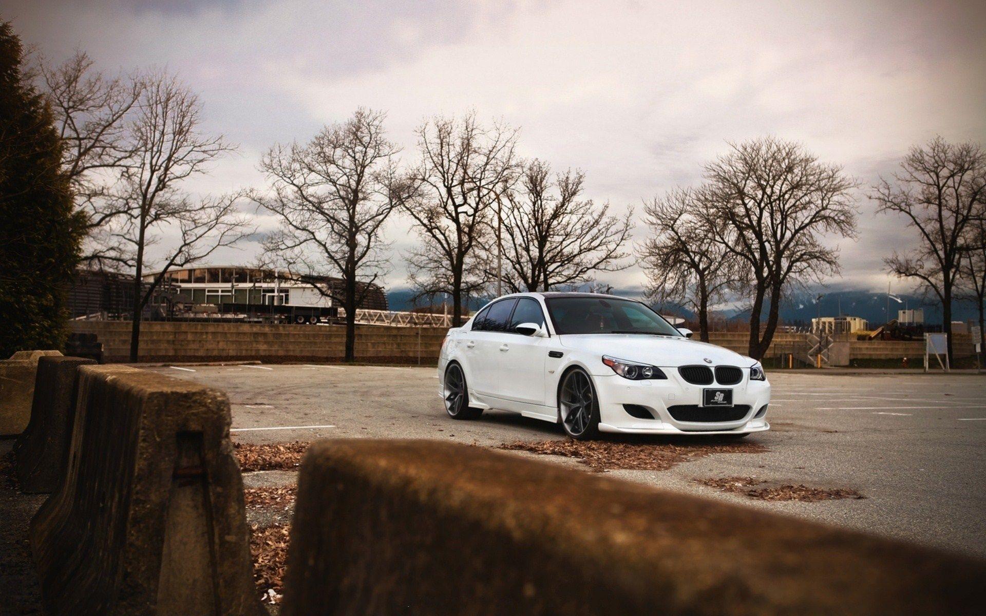 ds-beyaz-bmw-m5-e60-capraz-cekim-arkapla