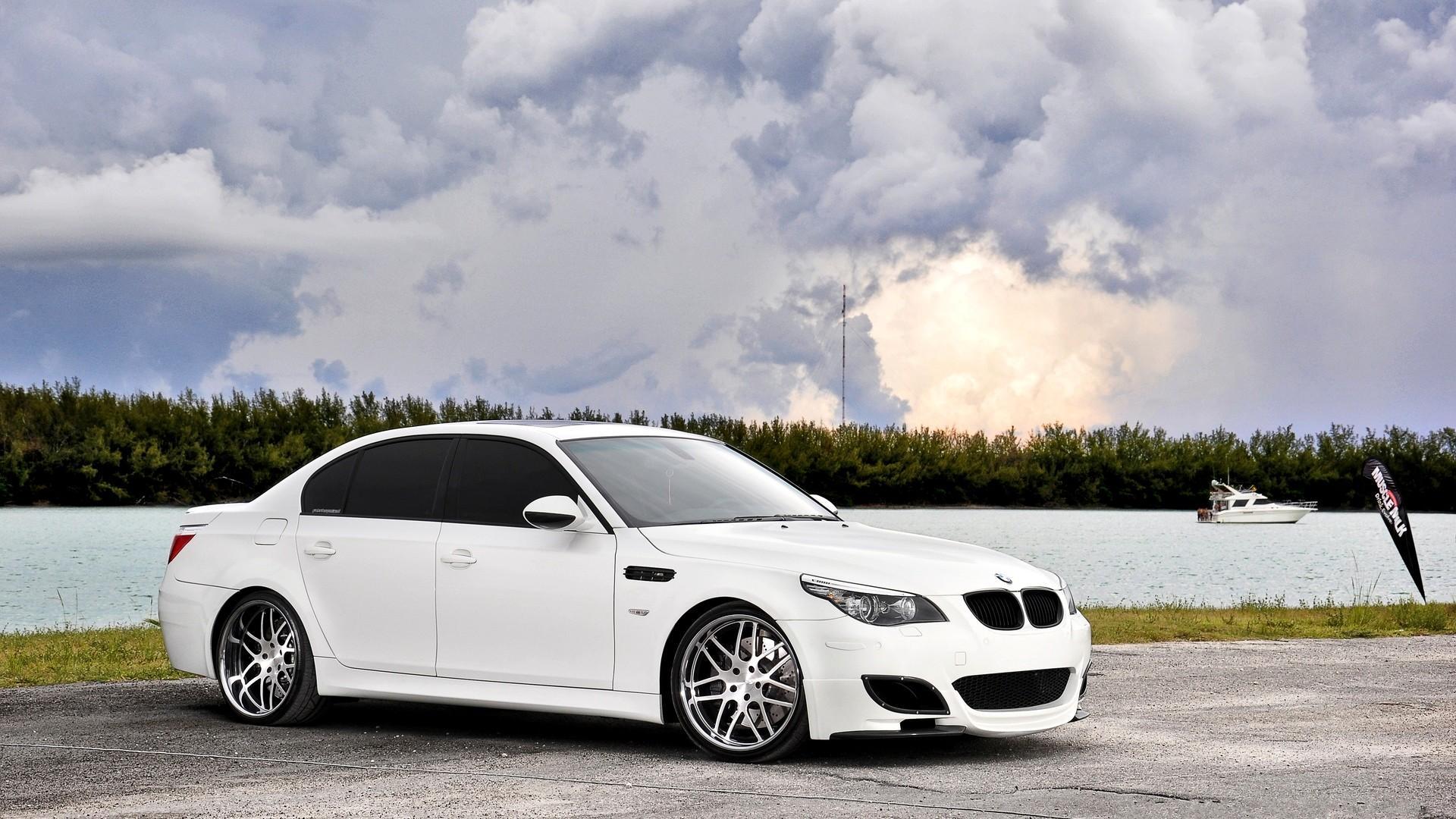 ds-beyaz-bmw-m5-e60-gol-kenarinda-11796