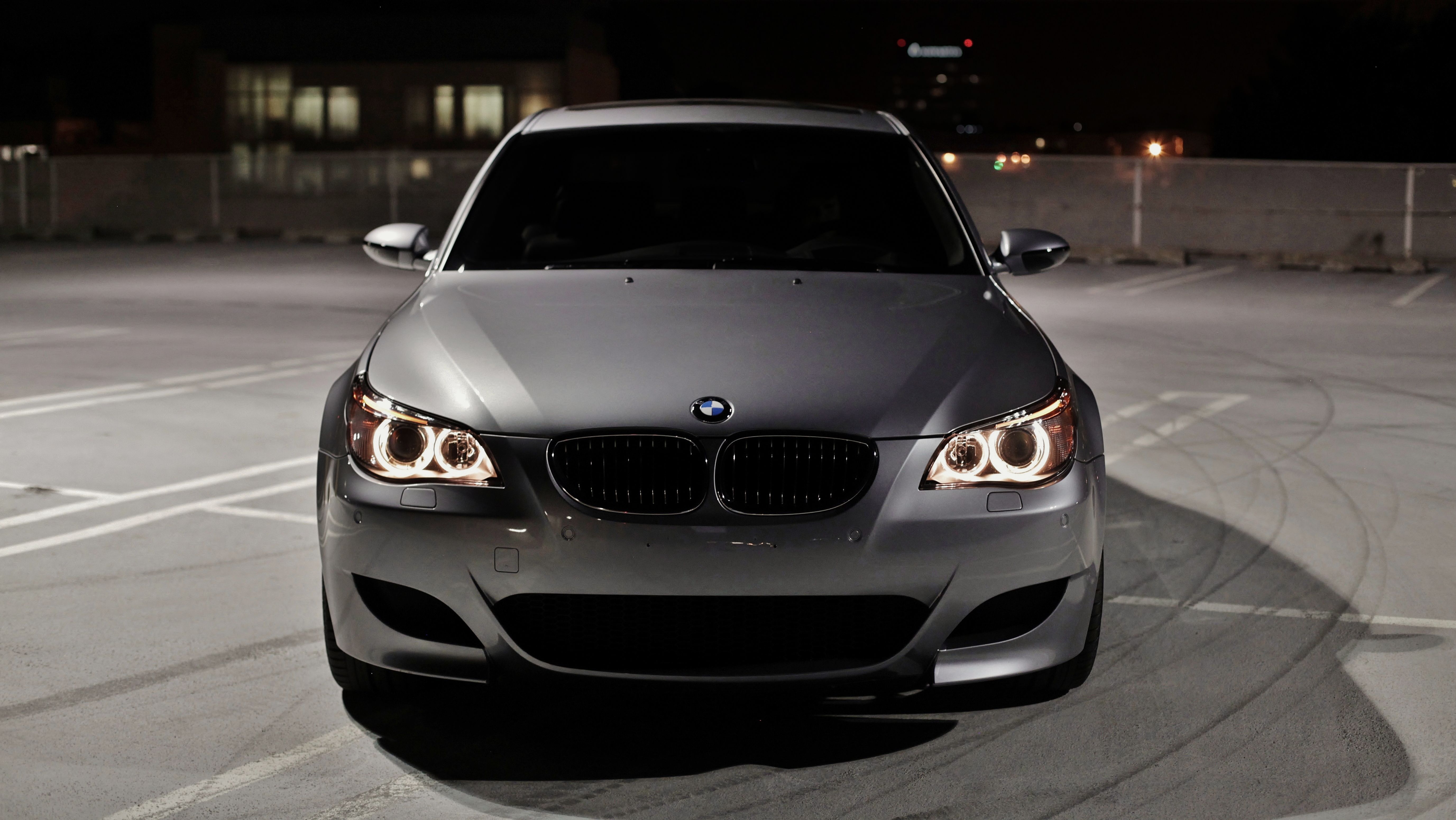 ds-gri-bmw-m5-e60-otoparkta-arkaplan-wal