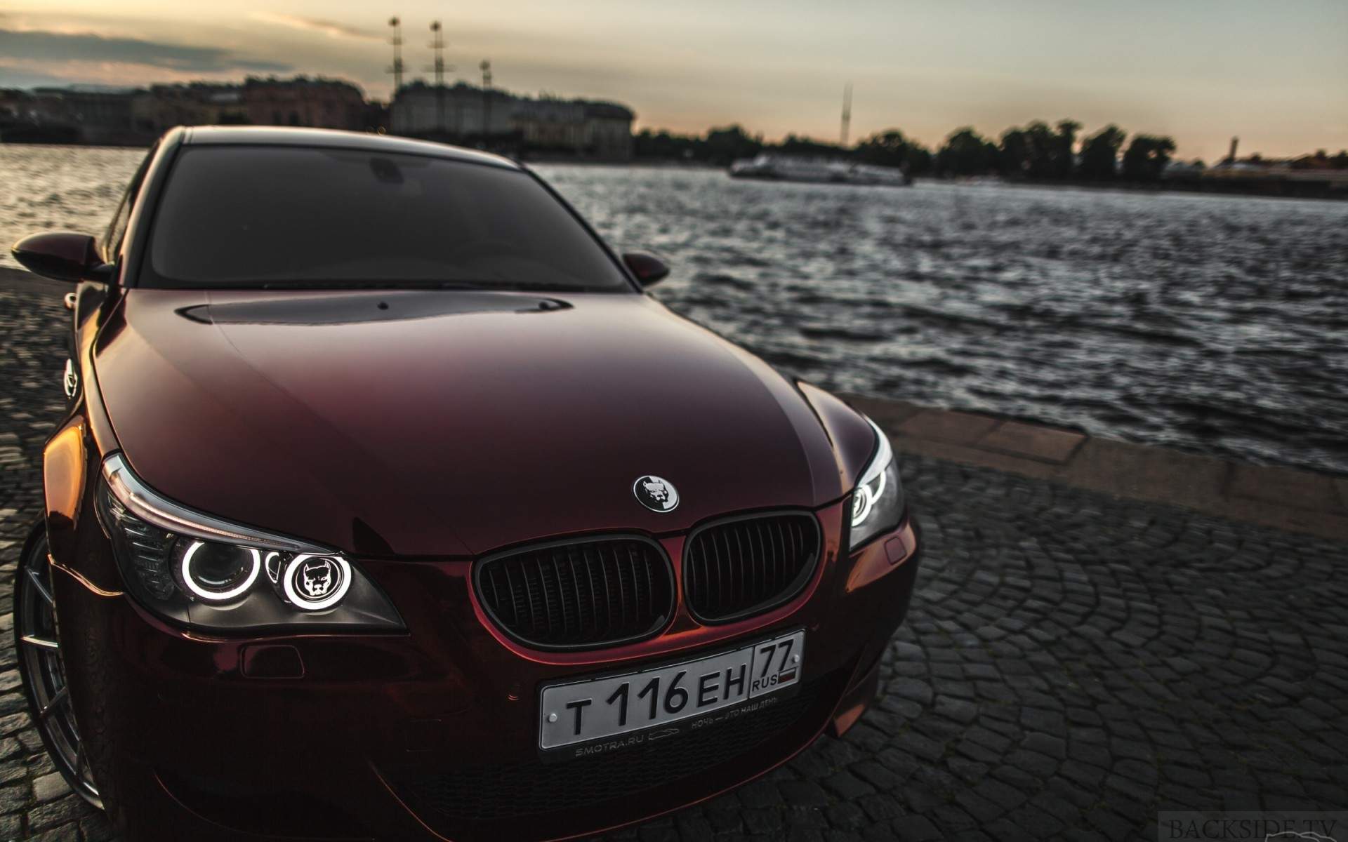 ds-kirmizi-bmw-m5-e60-deniz-kenarinda-ar