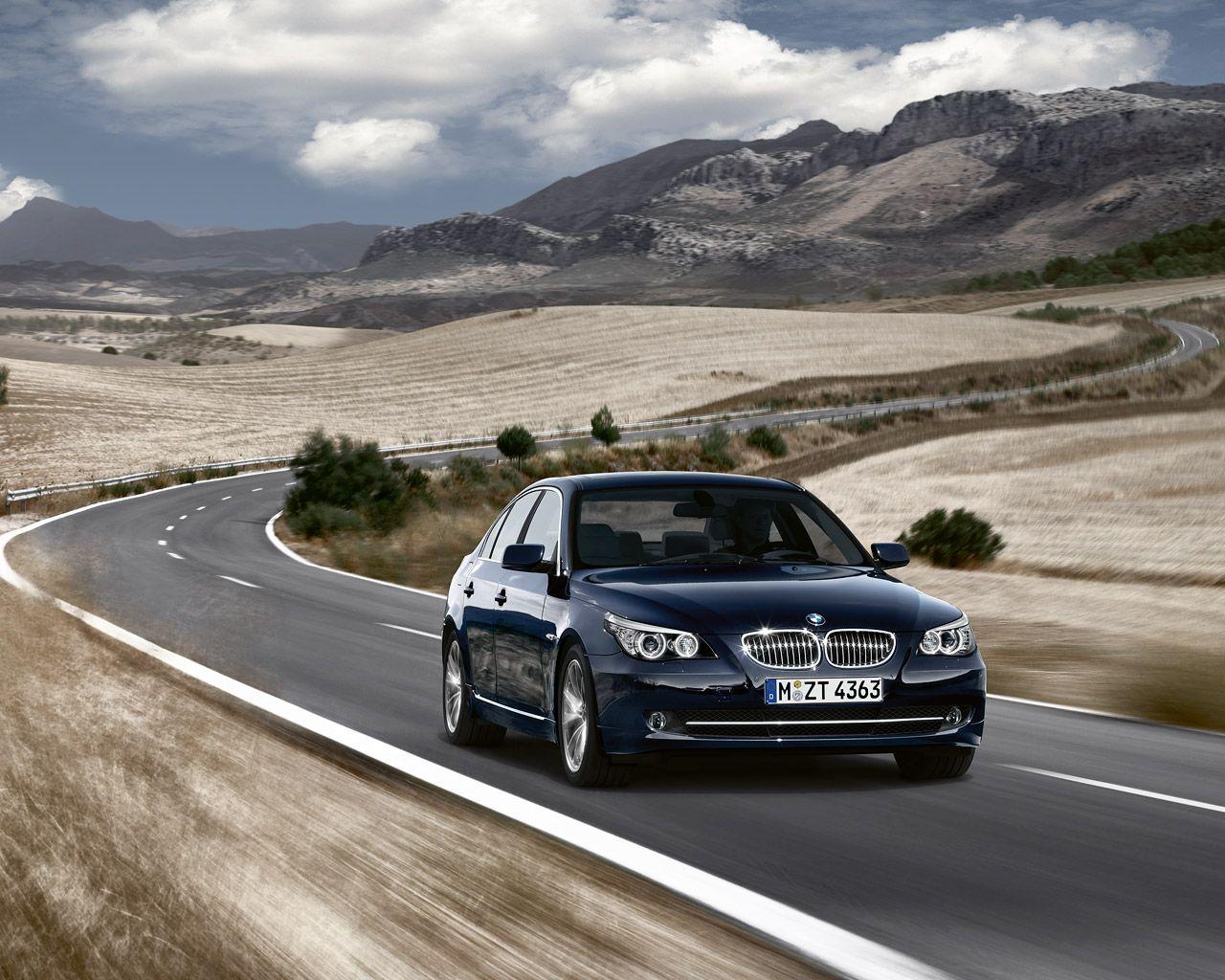 ds-mavi-bmw-530i-otobanda-giderken-arkap
