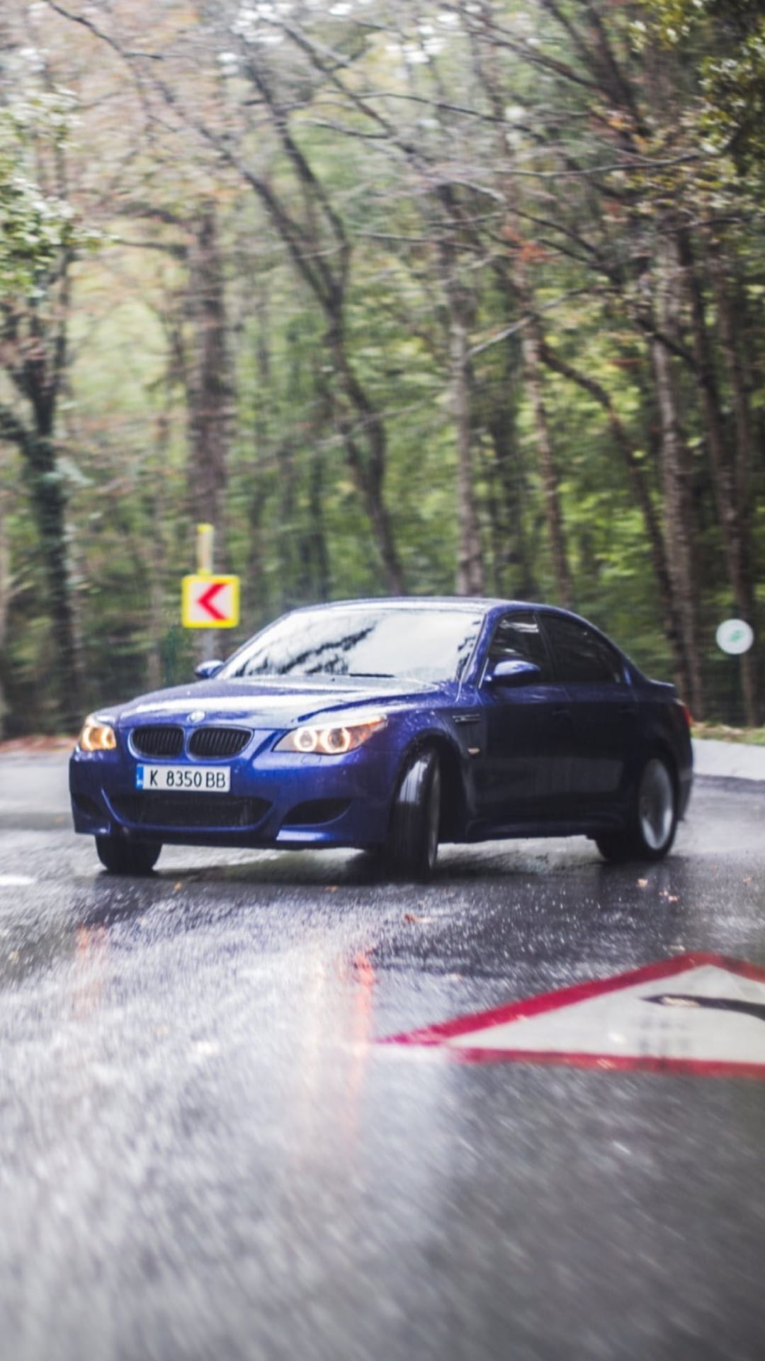 ds-mavi-bmw-m5-e60-drift-yapiyor-arkapla