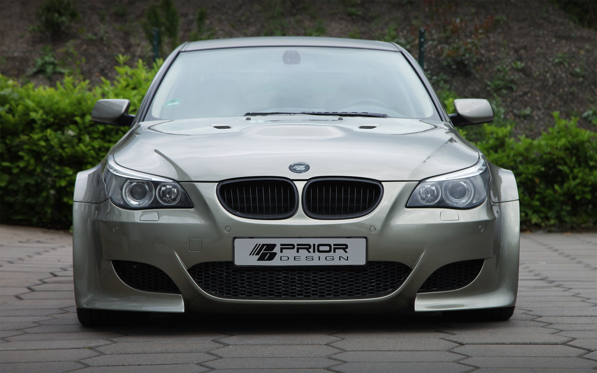 ds-prior-gri-bmw-m5-e60-on-cekim-arkapla