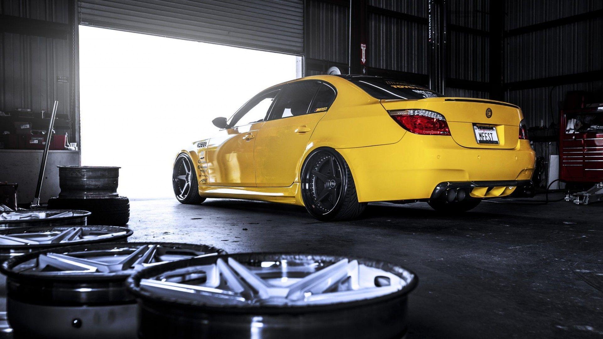 ds-sari-bmw-m5-e60-garajda-arkaplan-wallpaper-11903