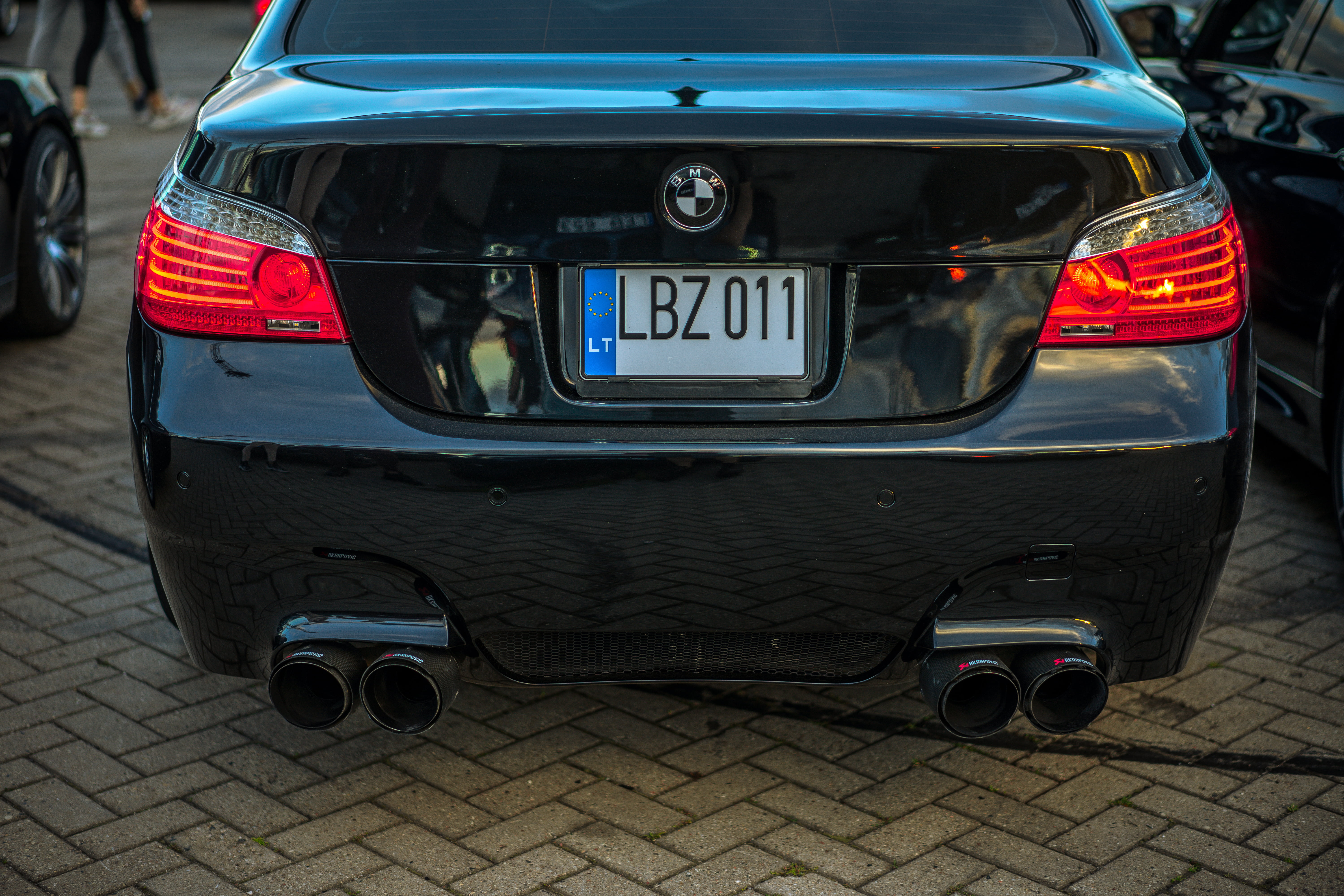 ds-siyah-bmw-m5-e60-arka-cekim-arkaplan-
