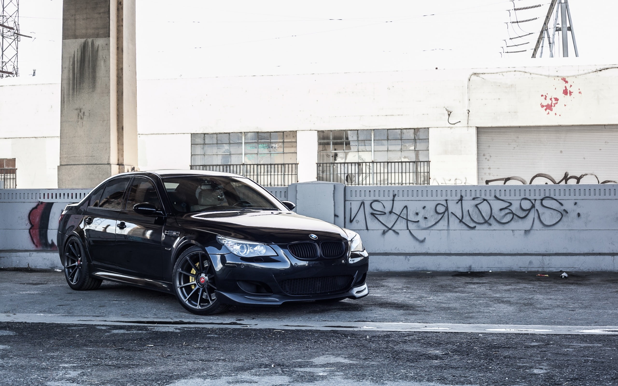 ds-siyah-bmw-m5-e60-capraz-cekim-arkapla
