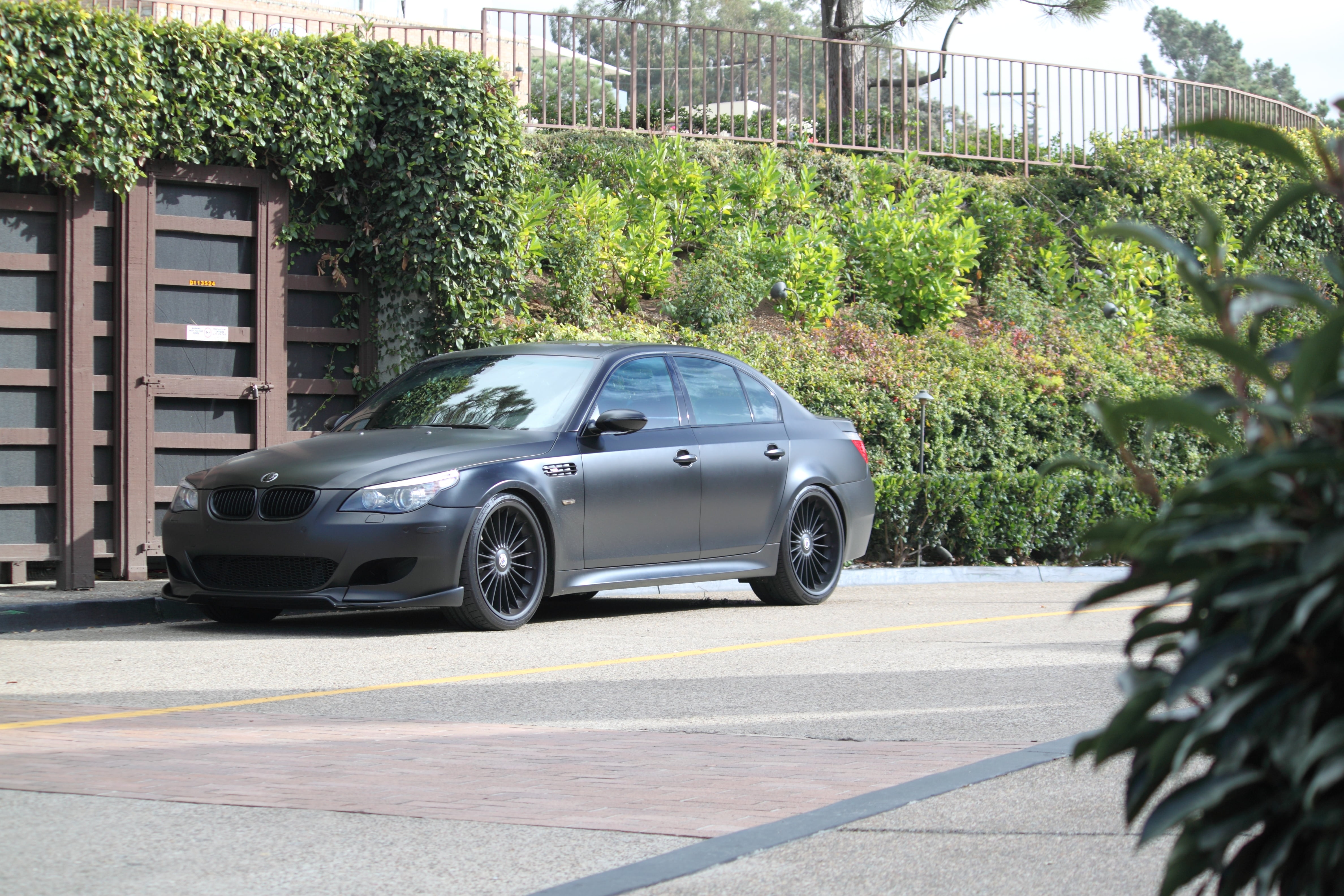 ds-siyah-bmw-m5-e60-capraz-cekim-arkapla