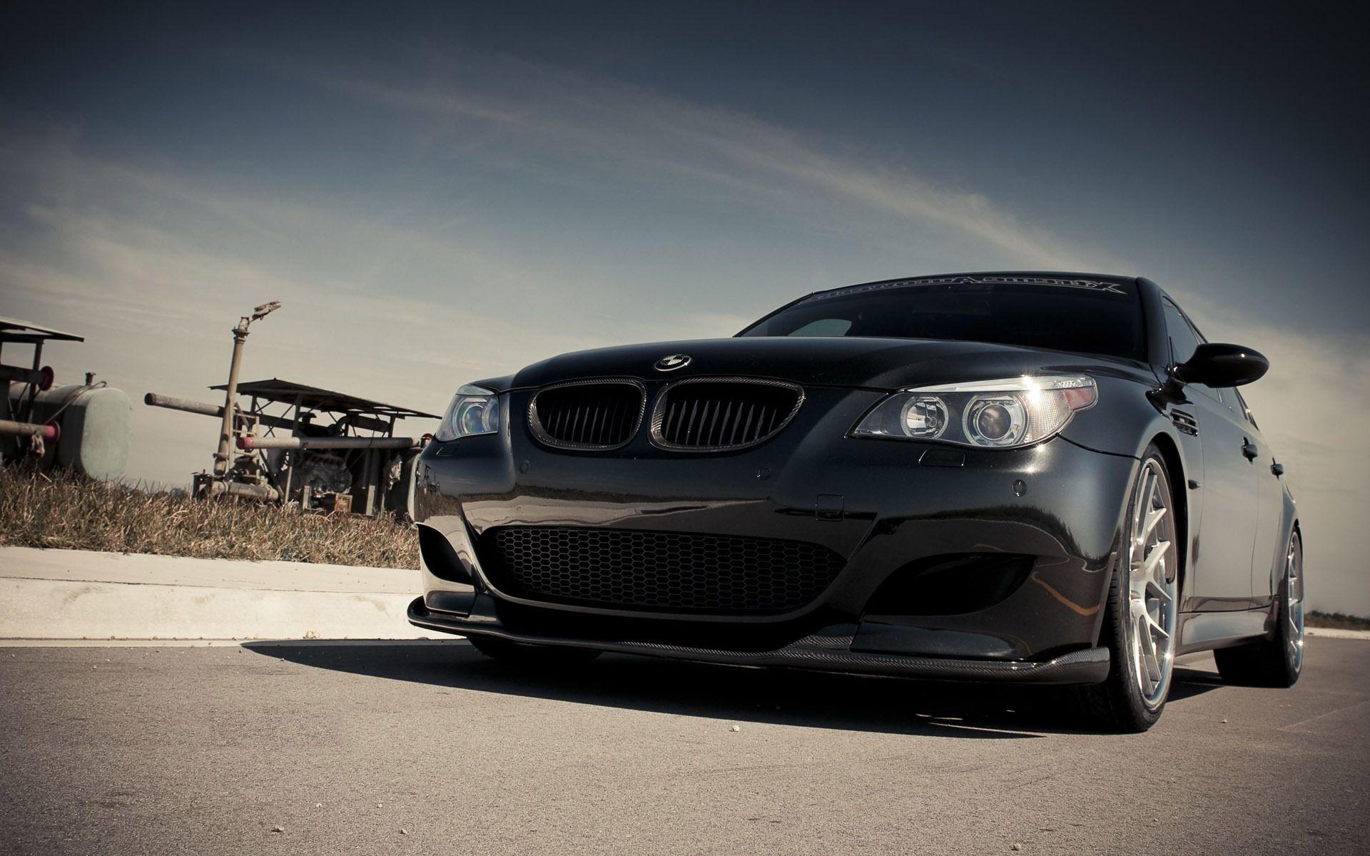 ds-siyah-bmw-m5-e60-capraz-cekim-arkapla
