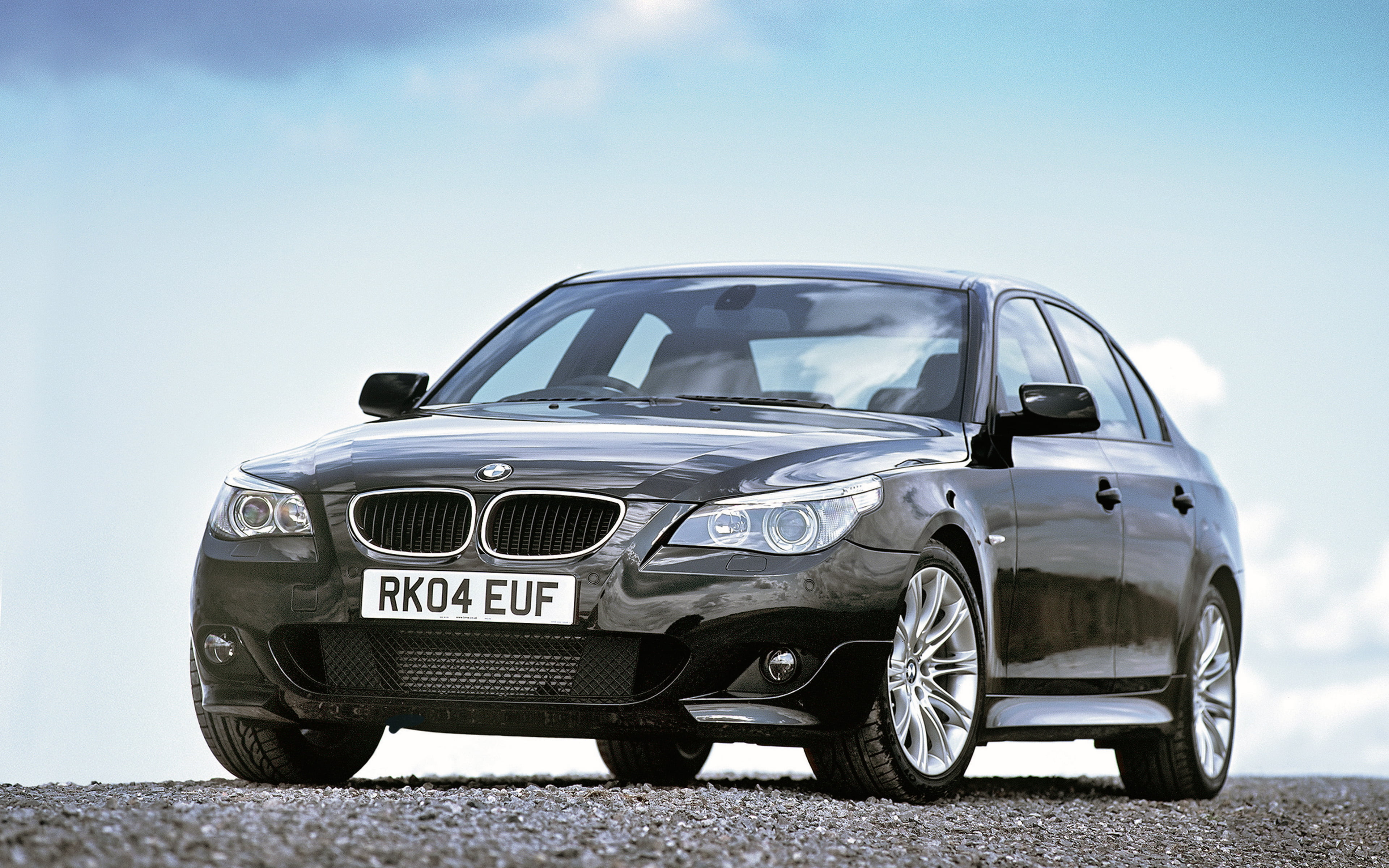 ds-siyah-bmw-m5-e60-capraz-cekim-arkapla