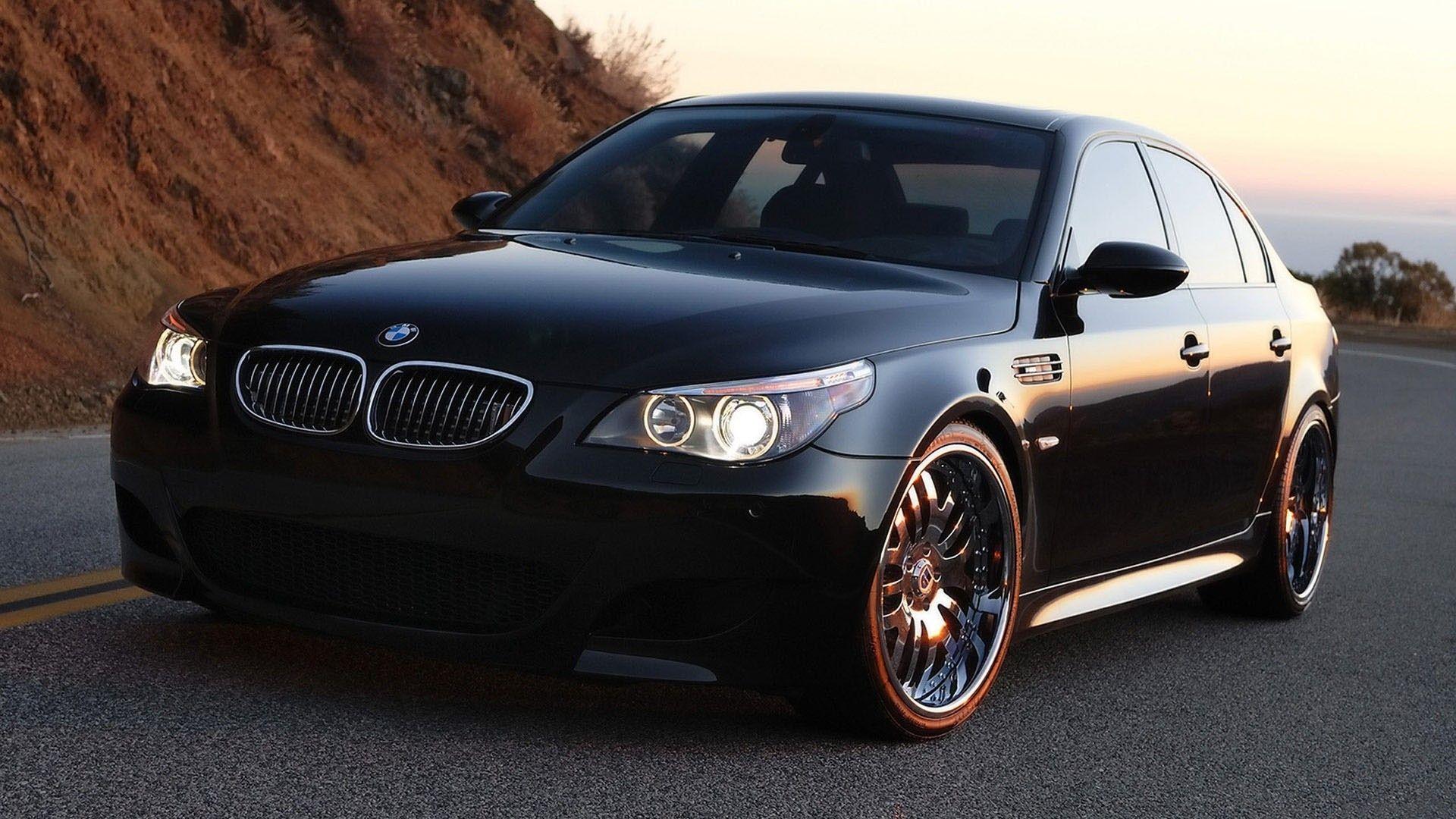ds-siyah-bmw-m5-e60-otobanda-arkaplan-wa