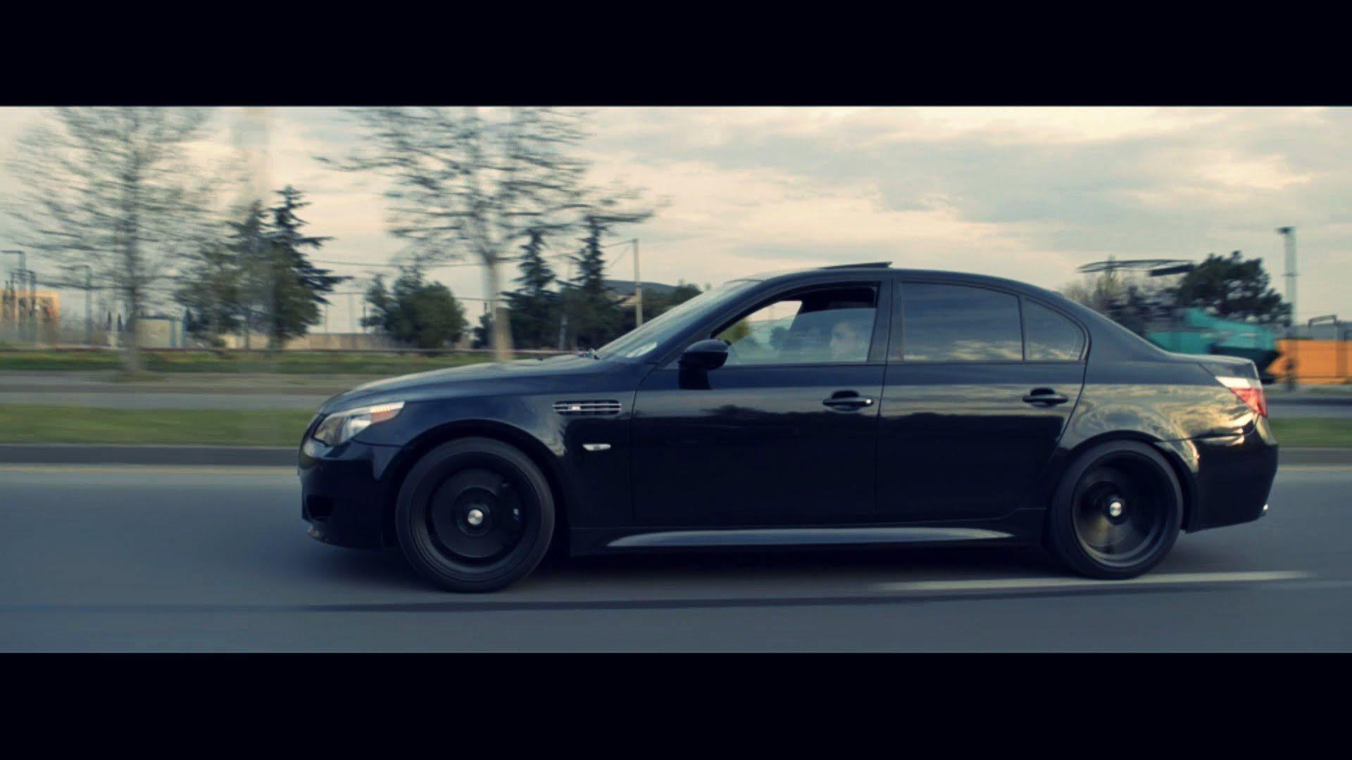 ds-siyah-bmw-m5-e60-otobanda-giderken-ar